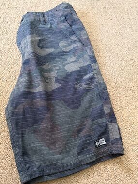 Salty Crew Green and Blue Camo Board Shorts- land or sea size 27
HYBRID